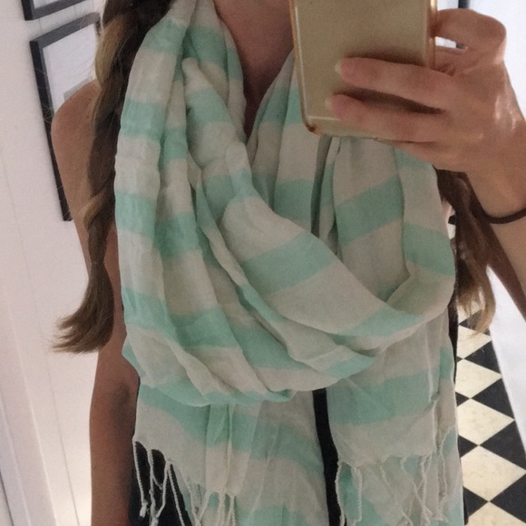 Turquoise and white scarf - Picture 4 of 4